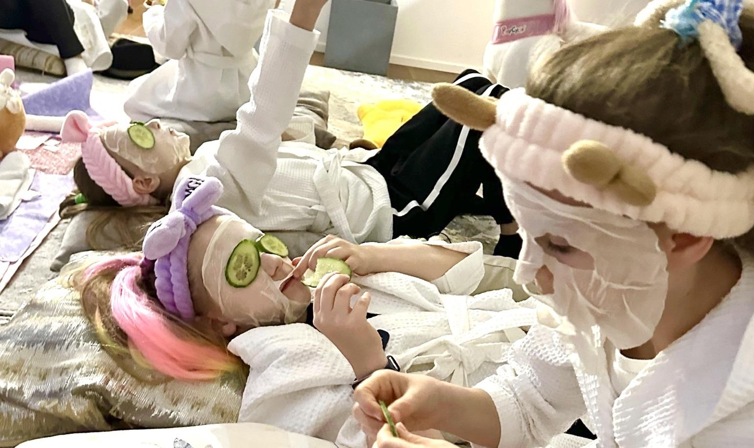Как отметить день рождения девочки 7 лет: идеи, игры, советы